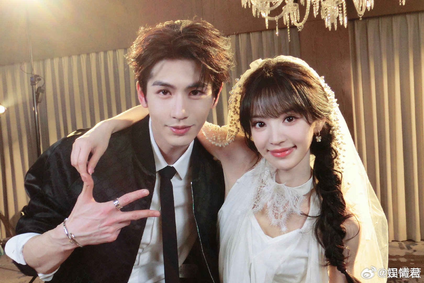 田曦薇在背后偷偷捏张凌赫衣服啊啊啊啊啊啊嗑到了