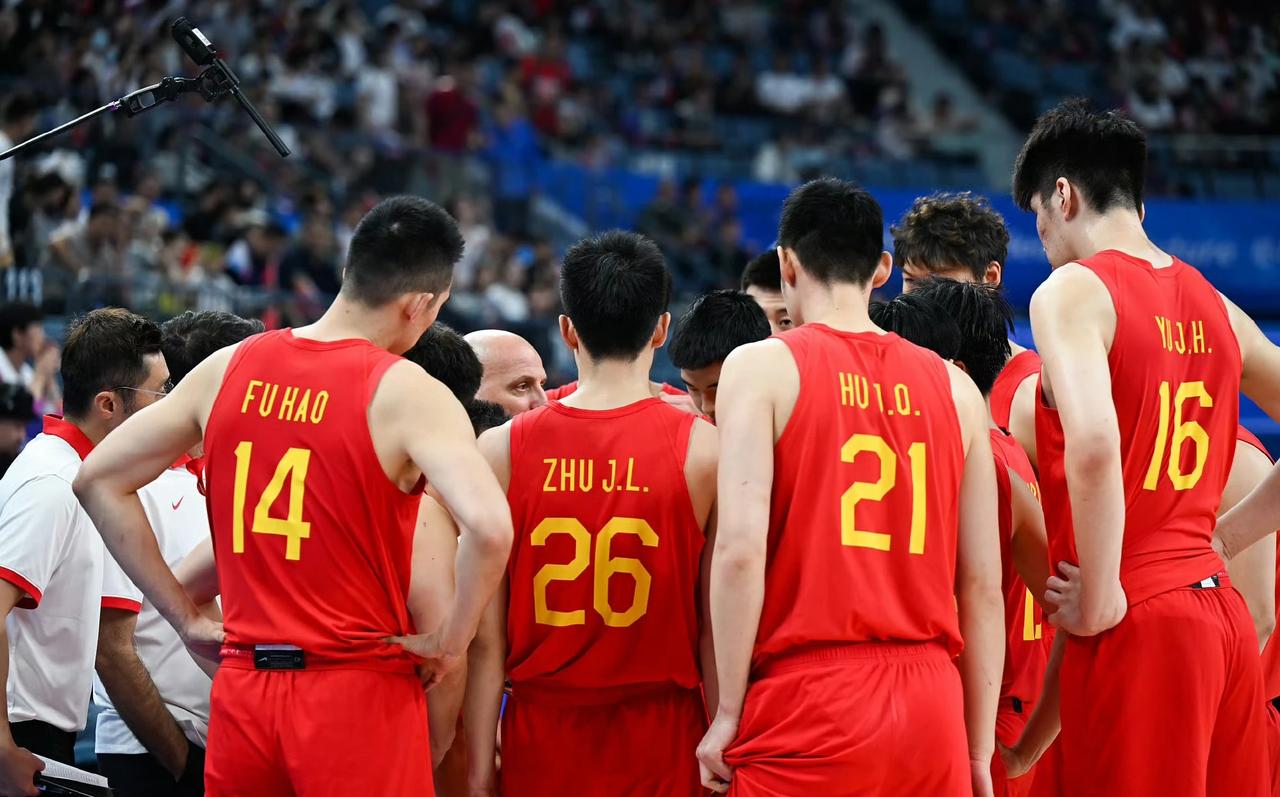 中国男篮与中国台北男篮的铜牌之争，感觉中国男篮要翻船，全靠三分球撑着！
上半场，