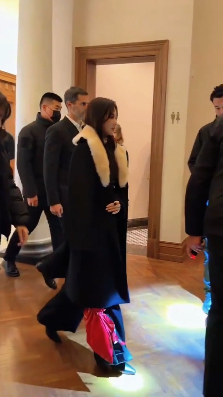 看我捡到了什么刘诗诗有种港剧里的豪门大佬的感觉 