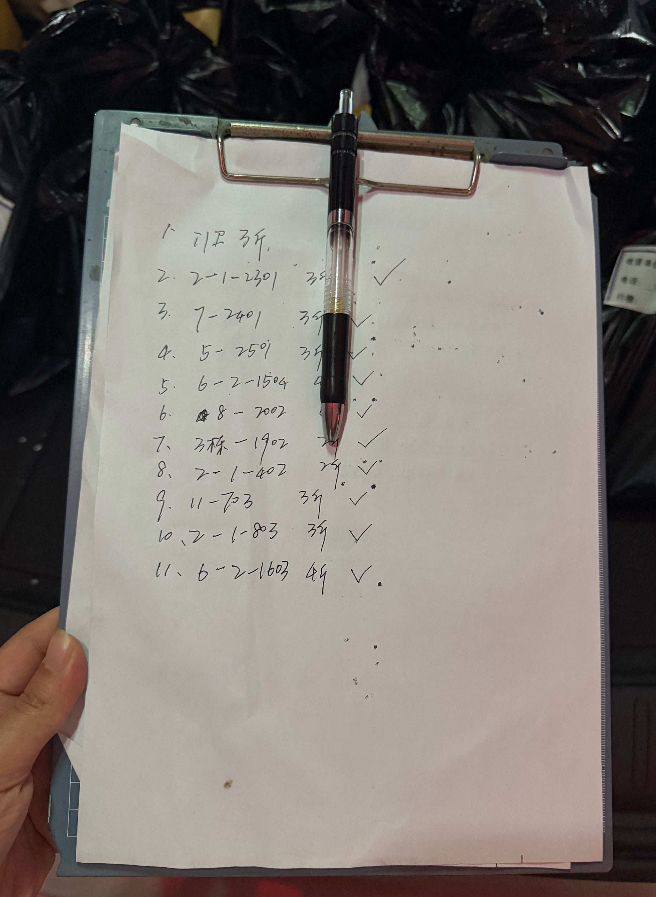 哎呦太有意思了，一个果园老板丰收了，给了我们吃不完的水果。女朋友说不如你直接放到