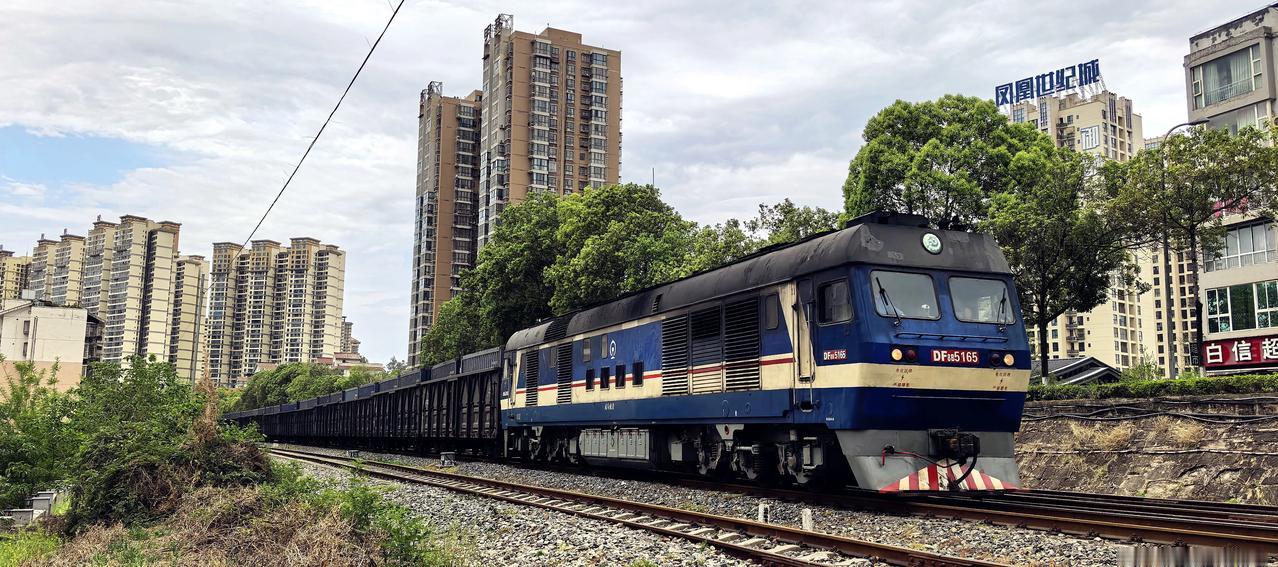 上线就逮“芭比”（DF8B型内燃机车）🚆  运气不错！[ok][笑]（拍摄于2