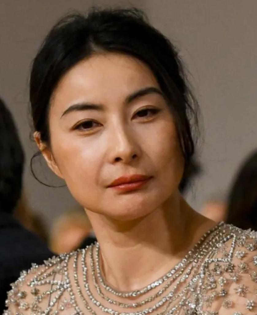 纽约的时尚盛宴又热闹开启了，女星们纷纷亮相，带来了一场视觉的狂欢。这次的明星阵容