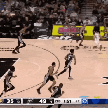 NBA 这几天文班亚马的这个上篮彻底火了！以前受到球迷关注的上篮动作都是类似欧文