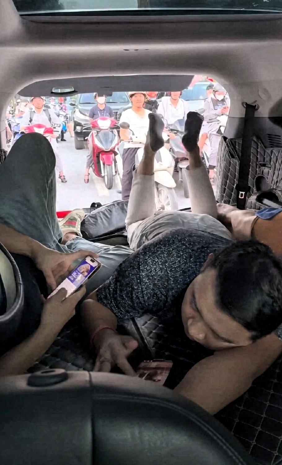 这大概就是传说中的“快乐是你们的，尴尬是我的”。虽然对于当事人来说这绝对是社死现