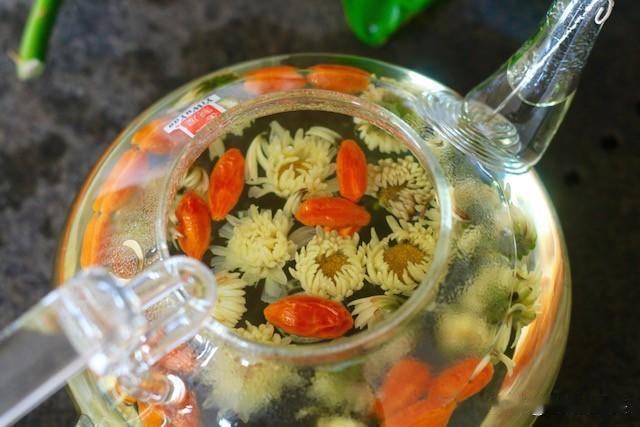 枸杞+菊花，眼睛亮了，陈皮+半夏，痰湿没了，泽泻+猪苓，水肿没了
1.枸杞遇到菊