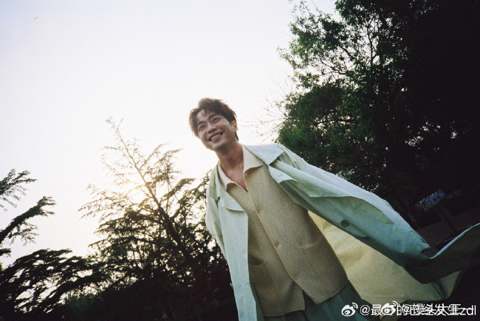 张栋梁又杀回湖南卫视了 他的歌声里全是故事感，和李佳薇的合唱既有海风的清新，又有