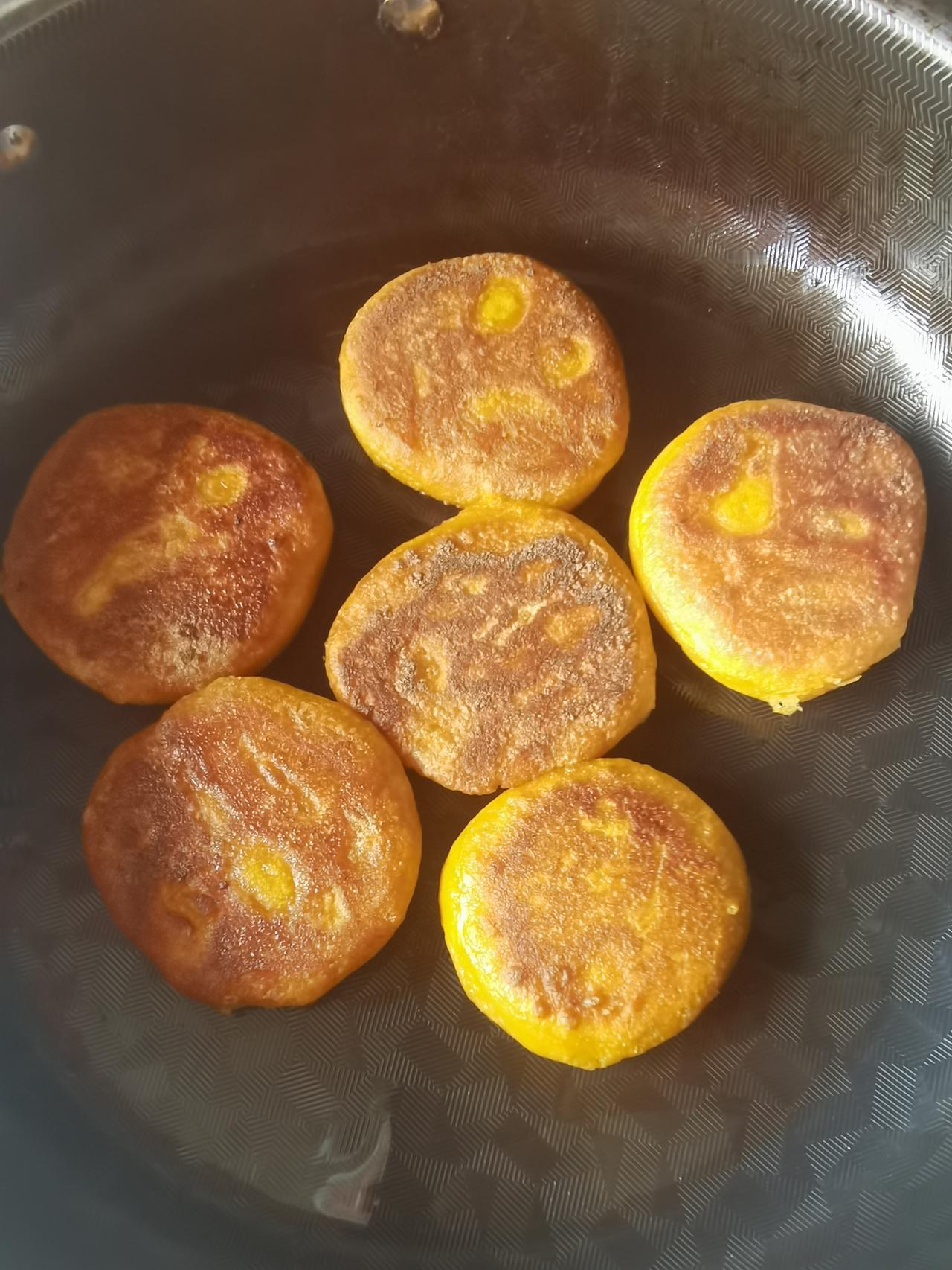 今天煎了几个南瓜饼，第二次做，第一次没成功。