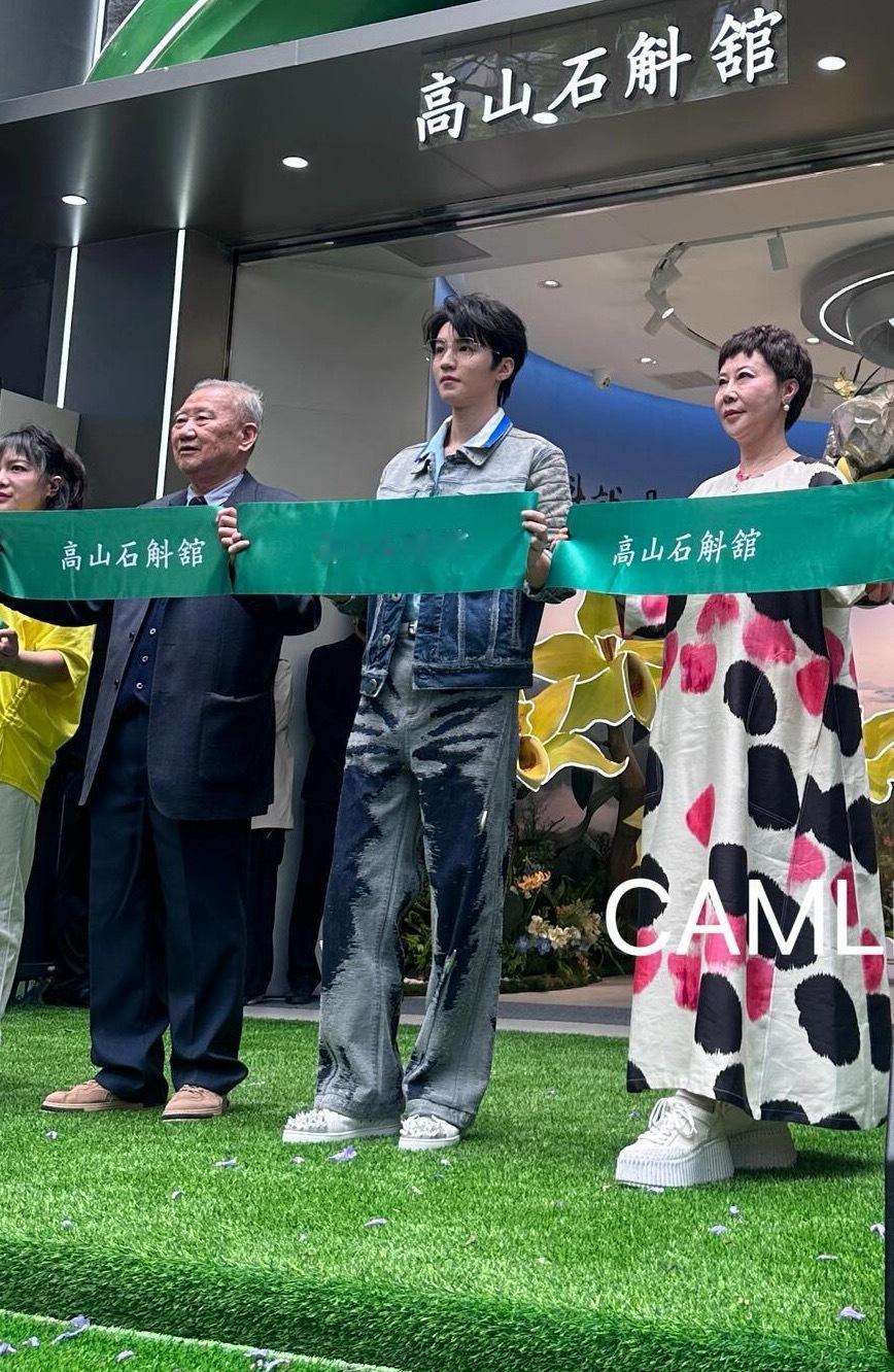 王俊凯[超话]  手机原相机下的生图都好好看​​​