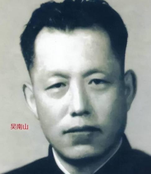 1940年，延安有个中学老师大半夜敲开领导家门，掏出一瓶神秘药水，开口说道：我是