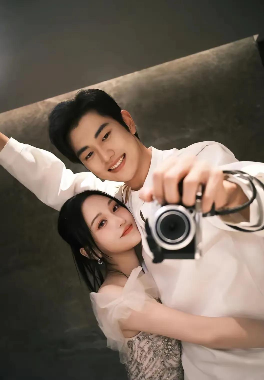 金沙和男友，小伙真帅，
谁能不动心呢？
有人说，花再多的钱也买不来爱情，不过是一