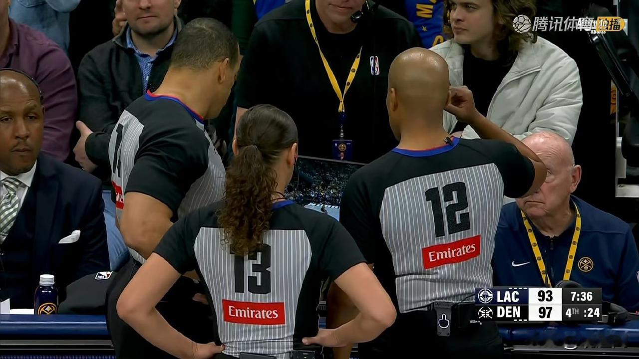 掘金主场稍太黑了！补吹了三分犯规？

破防了：经过录像回放，裁判判罚乔丹·米勒鲁