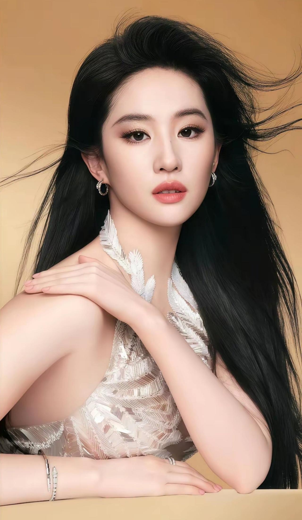 刘亦菲，高定礼服合集；衬出独一份东方风骨，从容奢华！