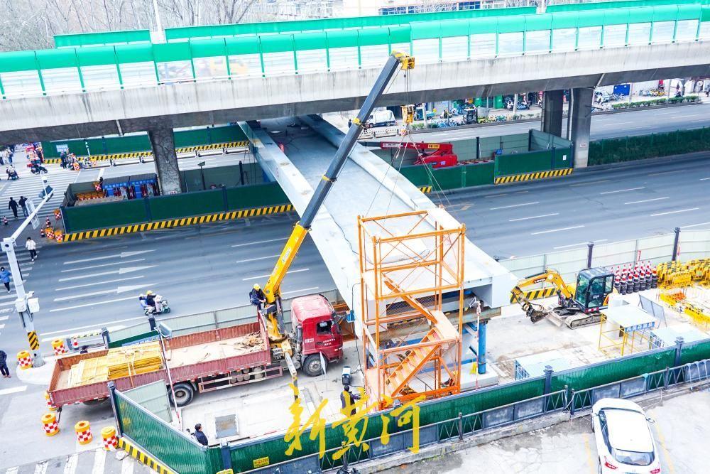 3月16日，在济南二环东路百花公园东门北侧的下穿高架过街天桥建设现场，横跨二环东