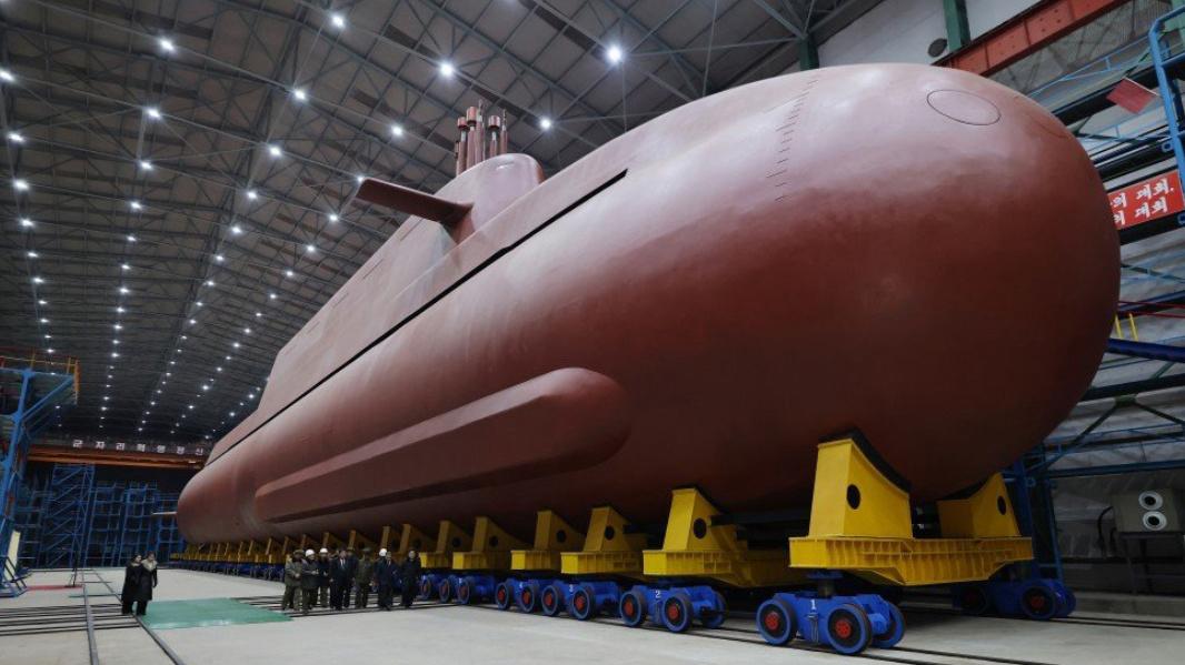 朝鲜最近公布了它的第一艘核动力潜艇照片，这件事让外界相当关注。

这艘潜艇的排水