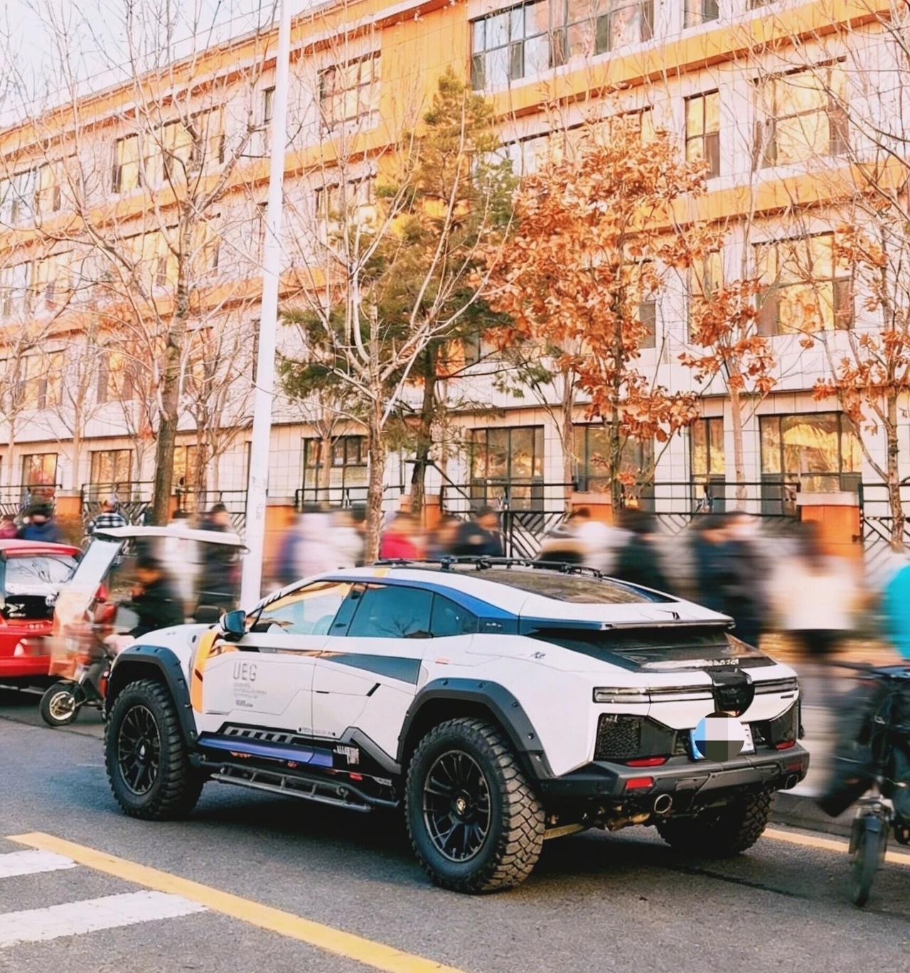 路边偶遇电车西装暴徒！帅到交警回头，谁说电车只能乖乖代步？谁说电车只能逛商场？