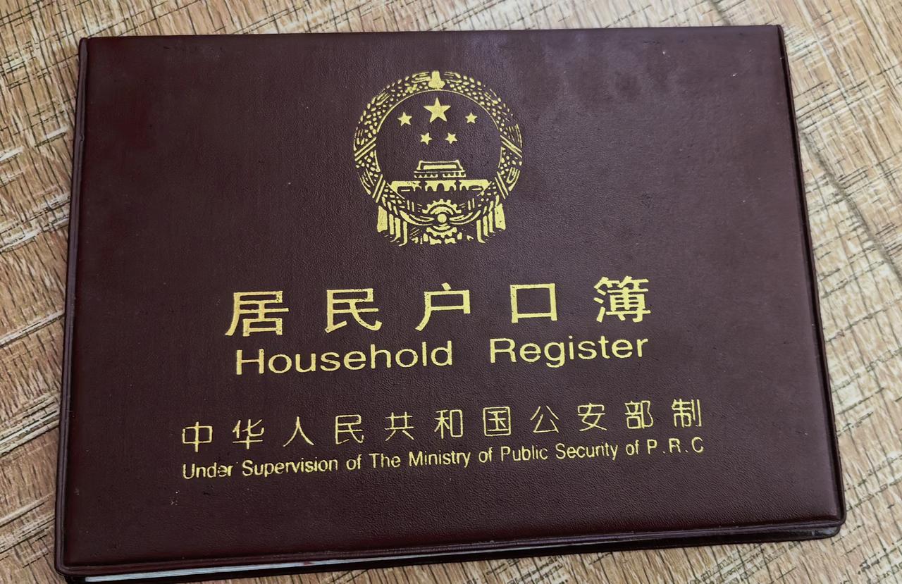 我妈户口注销了，热心女民警还帮我办了亲属关系证明。
到派出所递进去户口本，死亡证