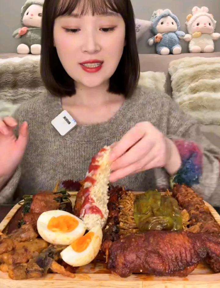 美食佳肴香，美人相伴赏。#美食佳肴大赏# #美食的魅力何在# #美食的魅力分享#