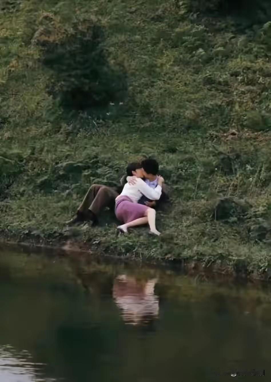 好像很浪漫，也很刺激。但我很耽心这对雌雄会掉下水里去！