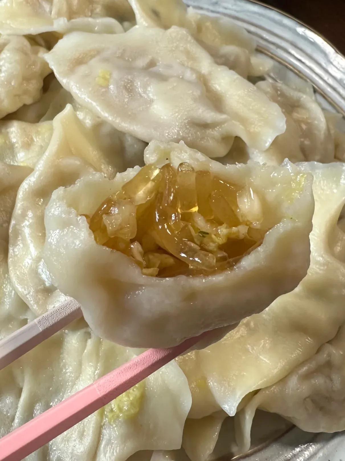 山东人还有什么东西不能包入饺子里呢？
在黄瓜炒鸡蛋、番茄炒蛋等各种名菜成为饺子馅