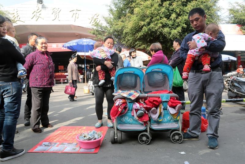 满月宴炫富现象如今并不少见。就像网红许华升儿子满月宴，茅台黄金摆满一桌，还给宾客