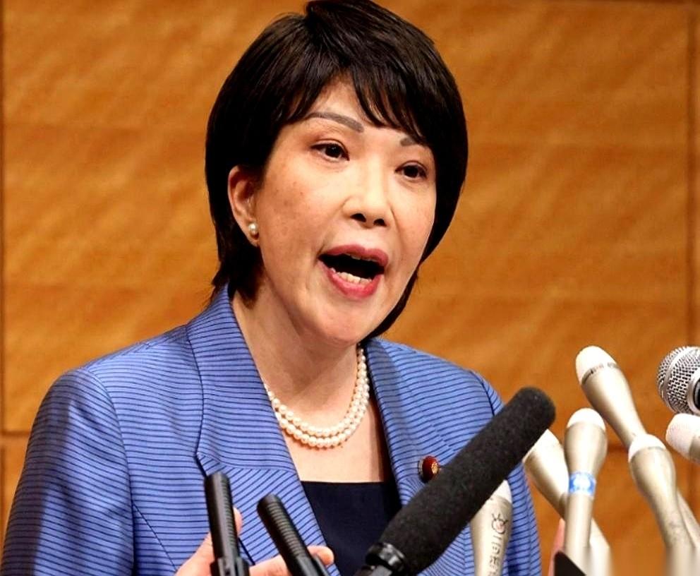 一个刚提拔的日本军官，揣着把18厘米的刀，就这么翻进了咱们大使馆的墙。
嘴里还喊