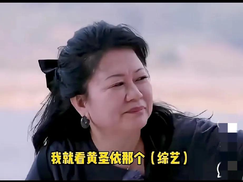 李嘉格妈妈真的太让人窒息了！
看不出爱，只能看出她对女儿的恨，总感觉她把自己人生