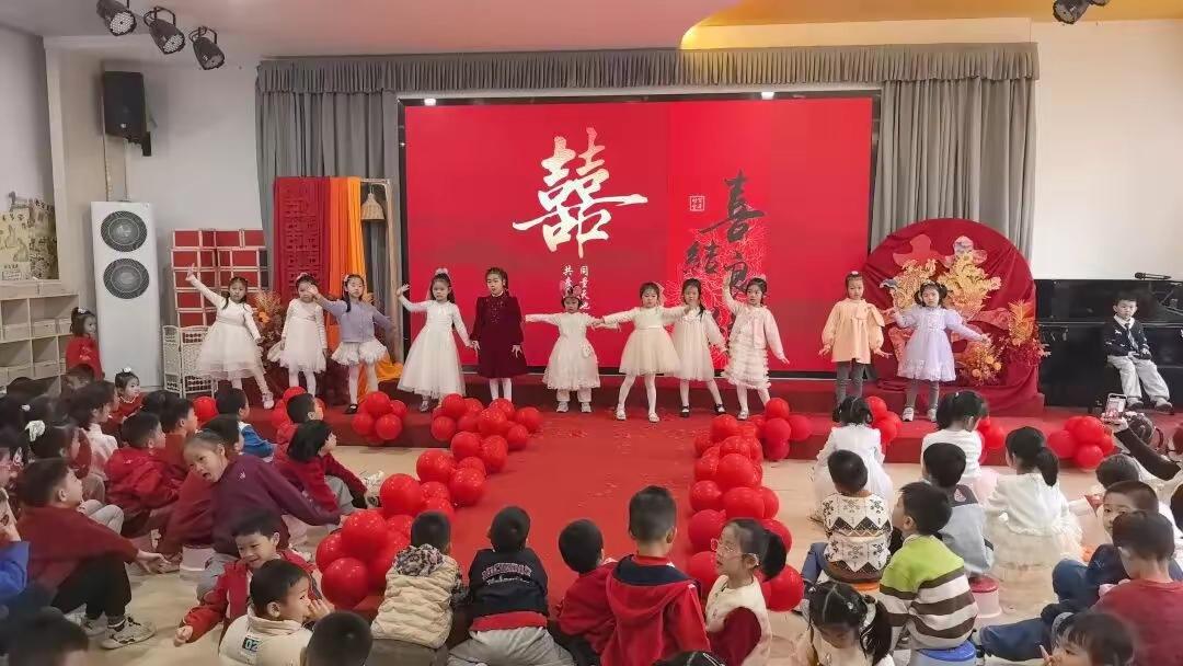 幼儿园里的婚礼
 
广东一家幼儿园的大二班，今天张灯结彩，喜气洋洋。女老师冰冰的