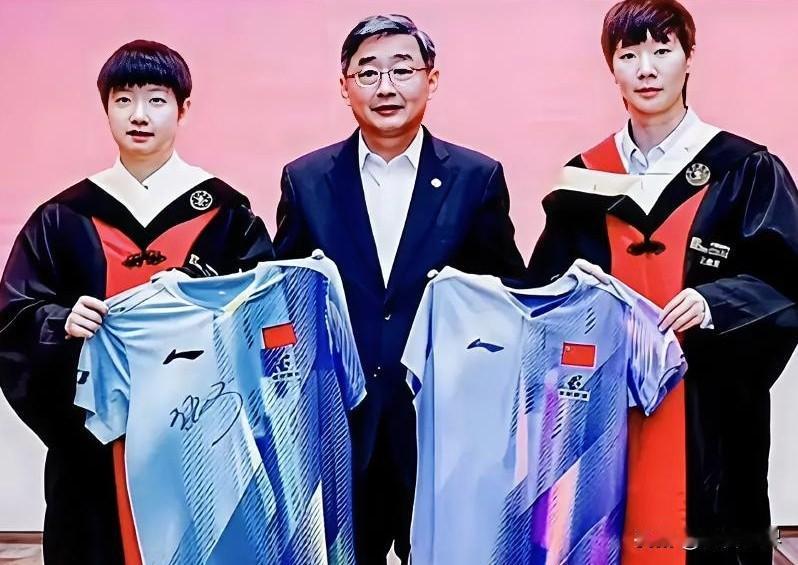 优秀的孩子，球打得帅，学习也杠杠的。姐妹俩一起上清华读研，训练再刻苦，学习任务再