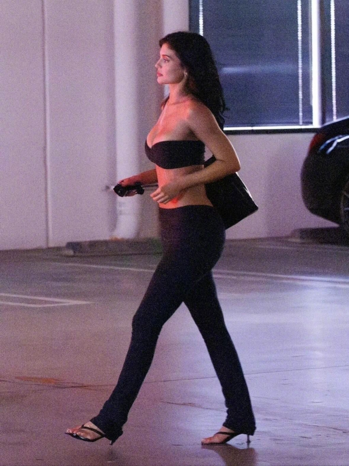 凯莉Kylie Jenner 在洛杉矶离开办公室被拍，她现在的身材就是穿的越少越