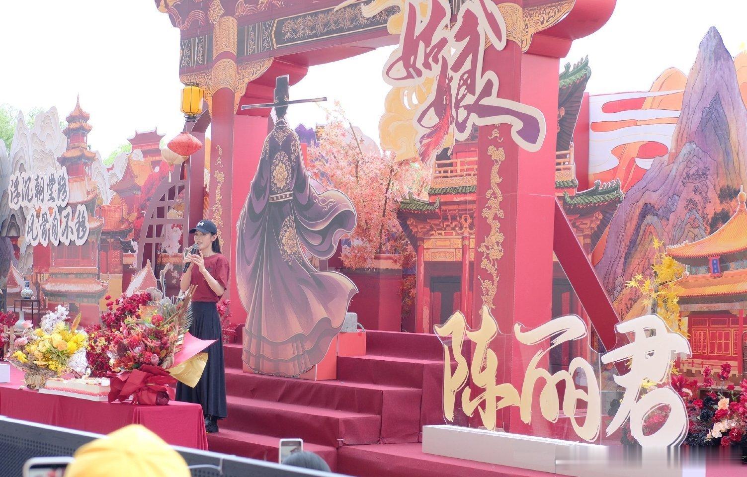 祝姑娘路透古装剧《祝姑娘》正式开机，越剧演员陈丽君的女扮男装路透收获大量好评，被