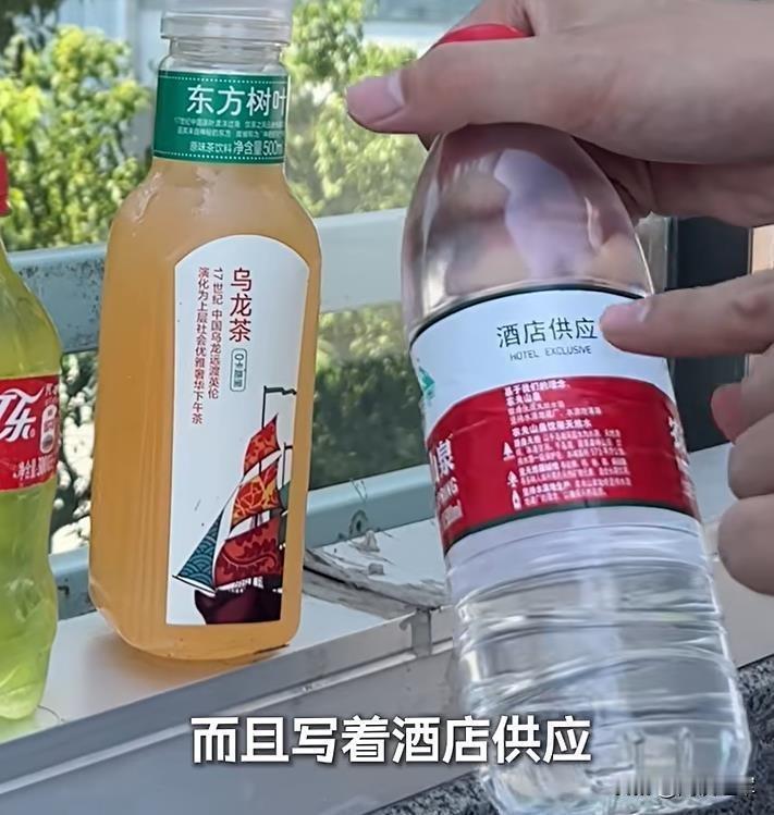老人长期在上海一景区外摆摊卖水，被质疑用废弃空瓶私自灌装。销售假冒伪劣产品，应该