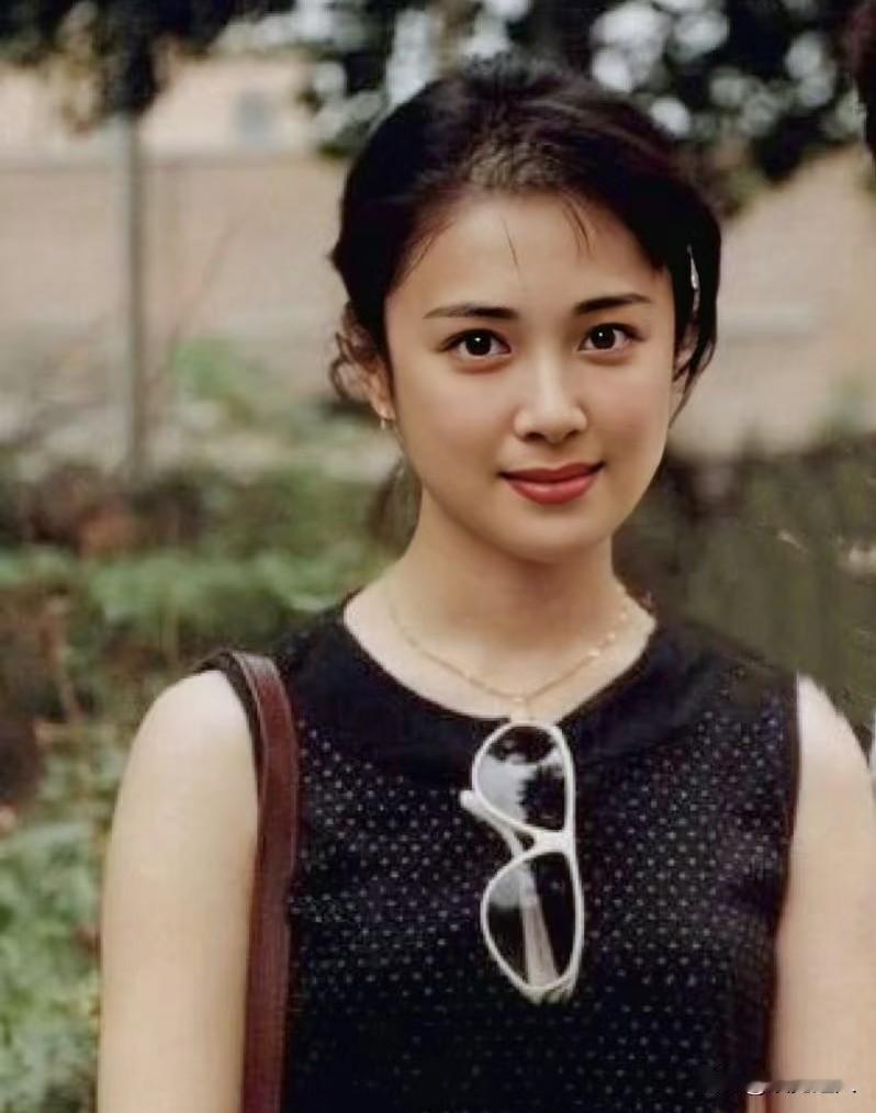 我一个女的，都特别喜欢傅艺伟！真的太可惜了，好好的路愣是走错了！26岁演妲己一炮