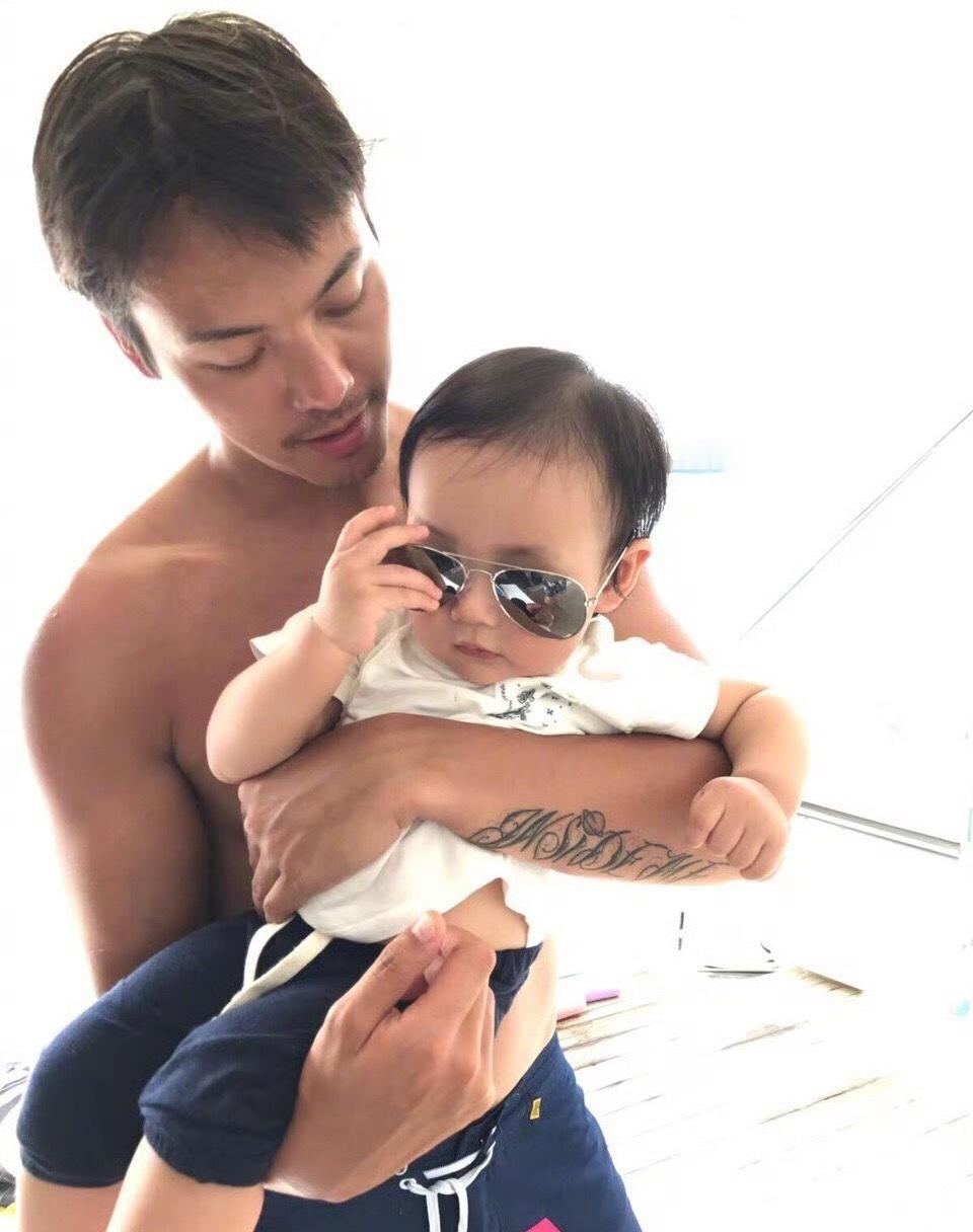 陈伟霆何穗一家三口同框一看陈伟霆平时就没少带娃 那是当然 侄子外甥外甥女都有带过