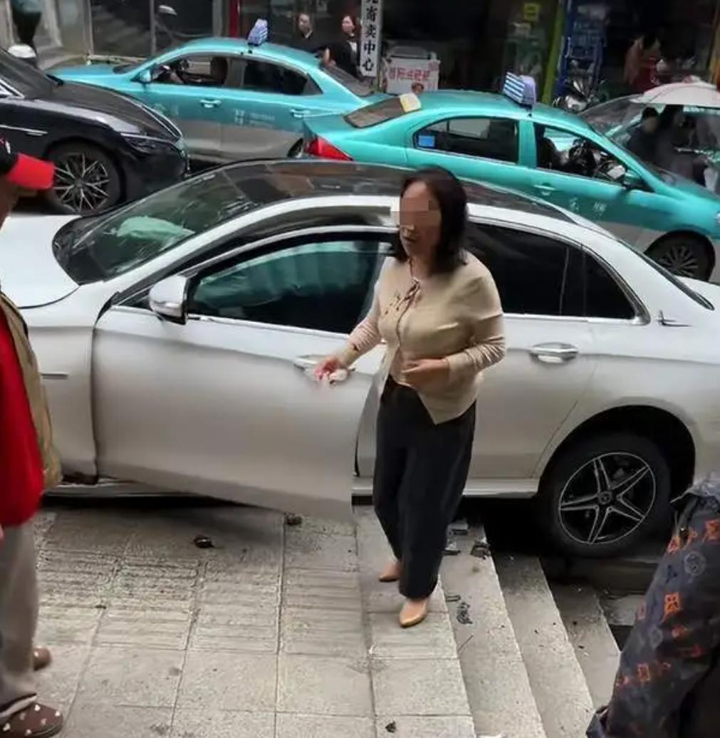 听说了吗？重庆黔江那边前两天出大事了。就5月10号下午一点多，谭家湾那个十字路口