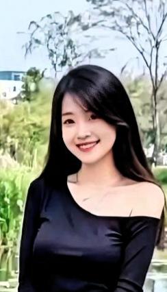 上联:明月有影光含神
赏析：好的对联如花似玉，如玉无瑕，又如美女多姿。上联：明月