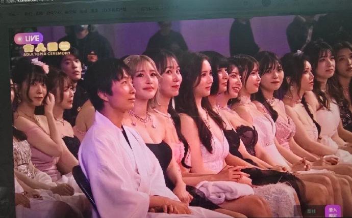 在刚刚落幕的日本年度国粹综艺颁奖仪式上，只有一位男演员，凭借强健的身体素质，和坚