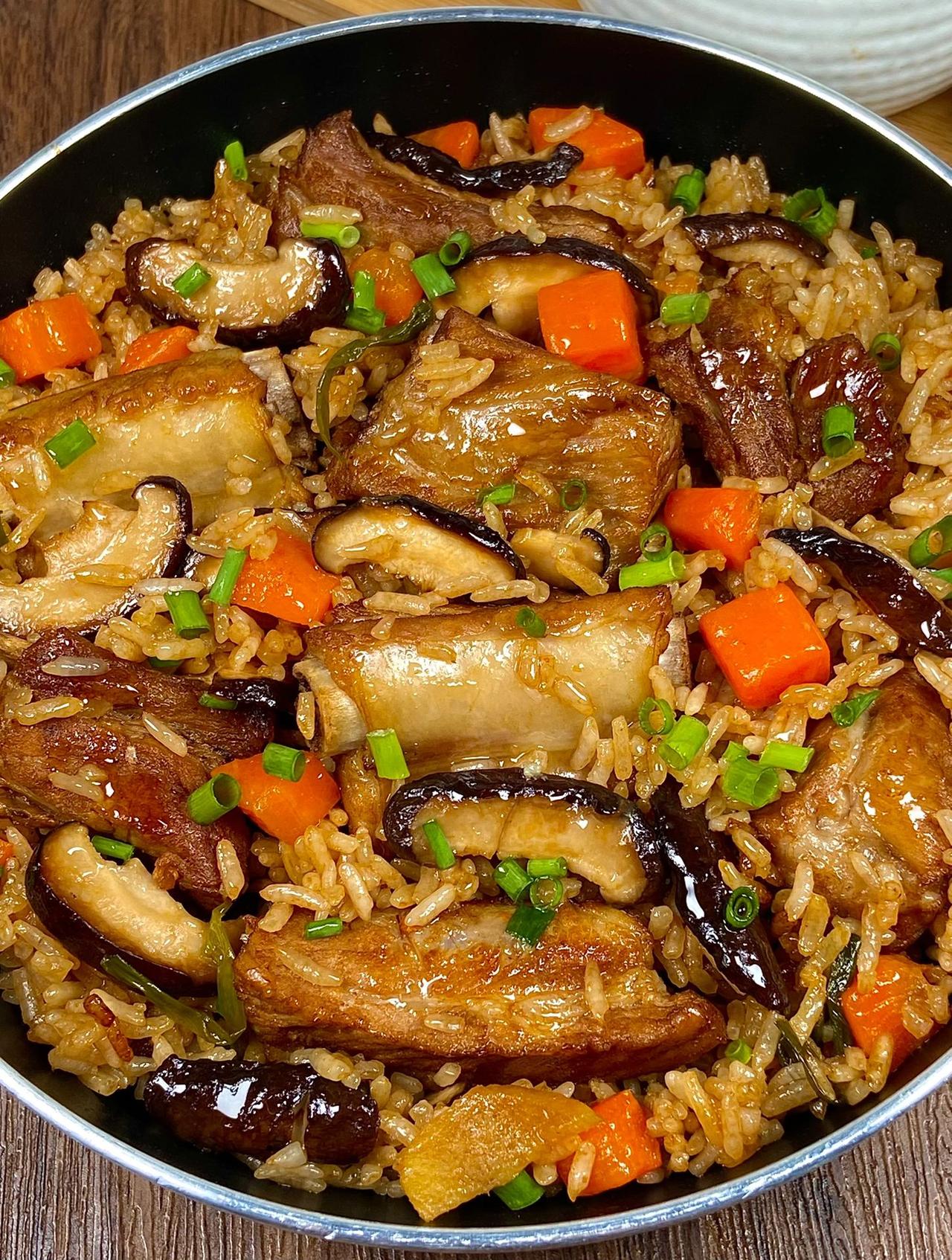 排骨焖饭！真的嘎香呢！！加了香菇一打开香菇的味道很浓郁呀！！排骨先煎再闷真的很软