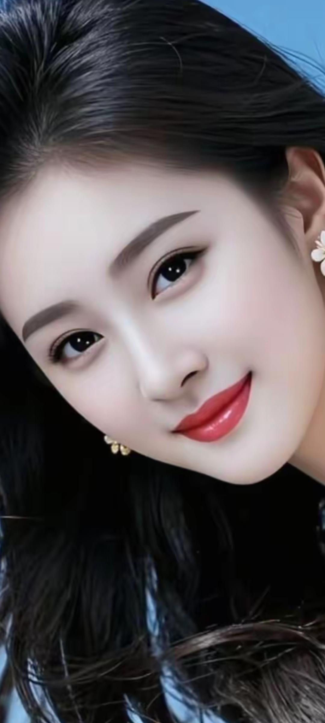 甜美少女心，红唇与黑发相映成趣，温柔动人。