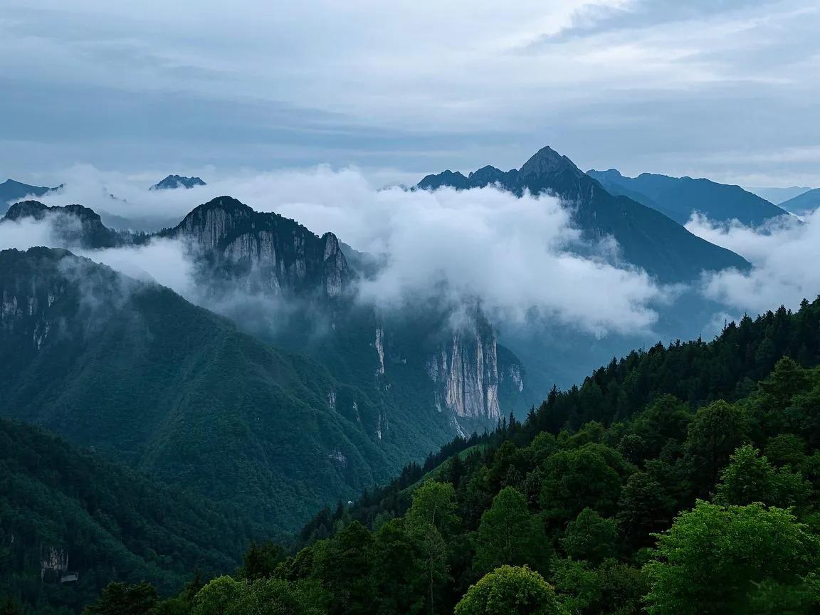 上联：深山寂寂雾云环
下联：[火炬][火炬][火炬][火炬]
