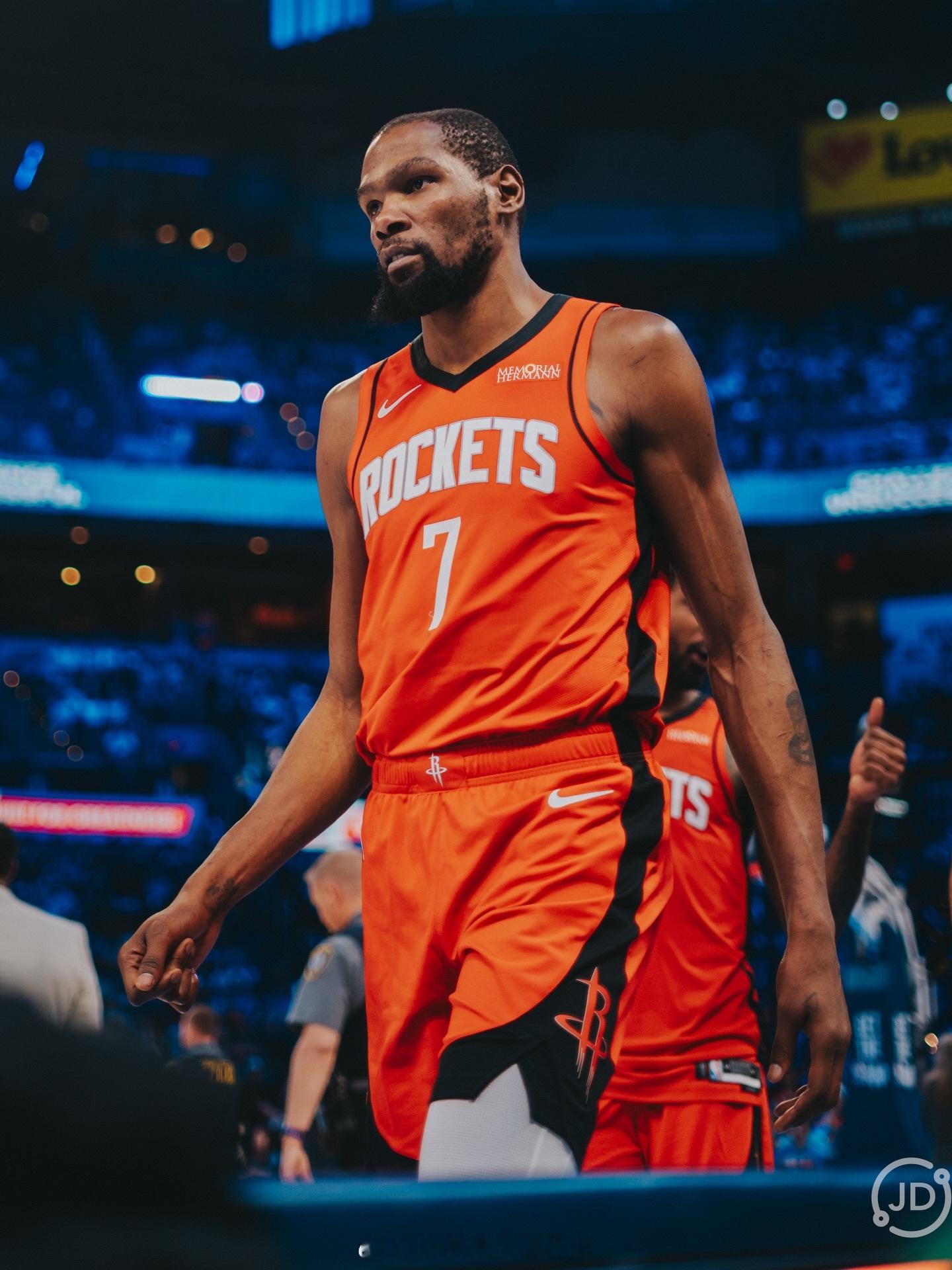 记者：“凯文，你已经这么做很多年了，但在罚球线上终结比赛。你享受那些时刻吗？”杜