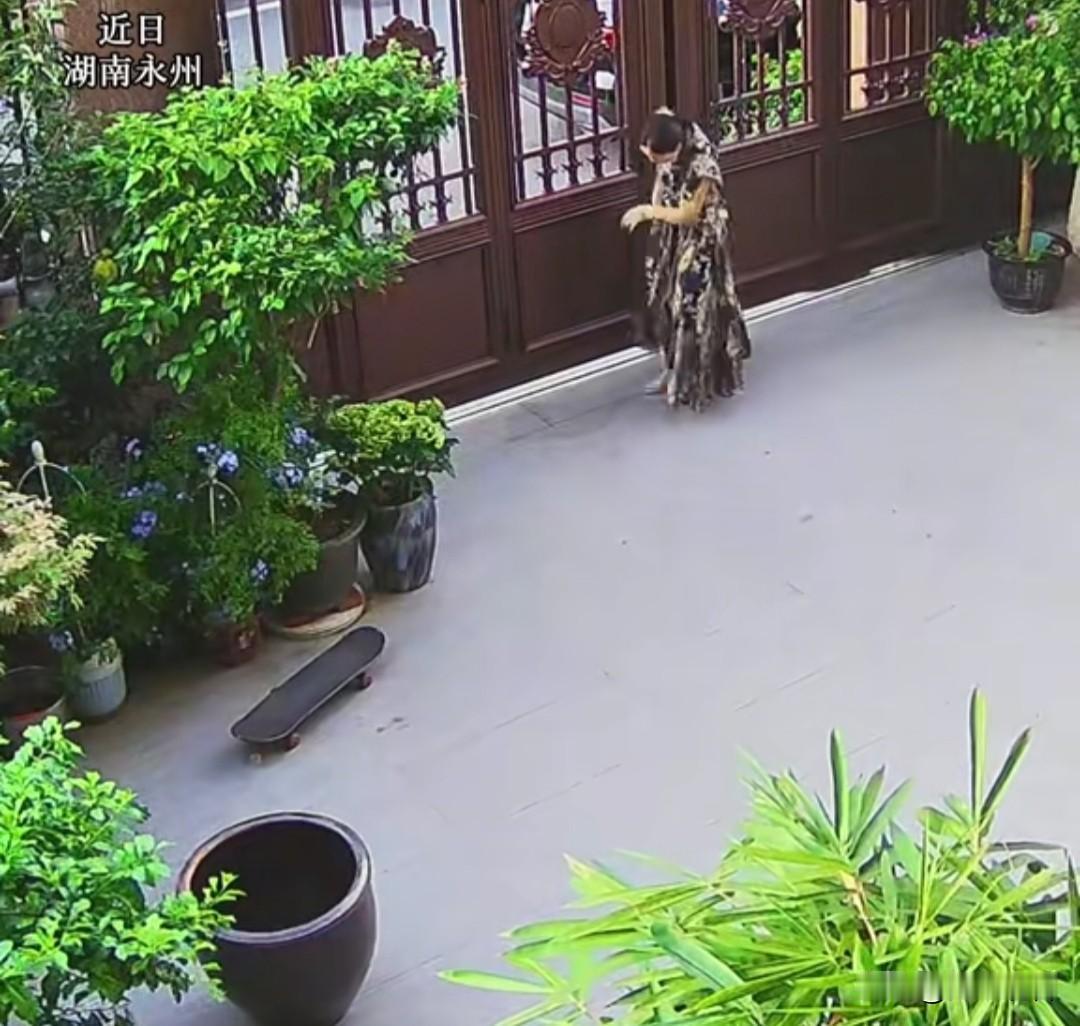 近日，湖南永州女子惊险避灾！吊轨门轰然倒塌，全靠绿植救了一命！
湖南永州一女子关