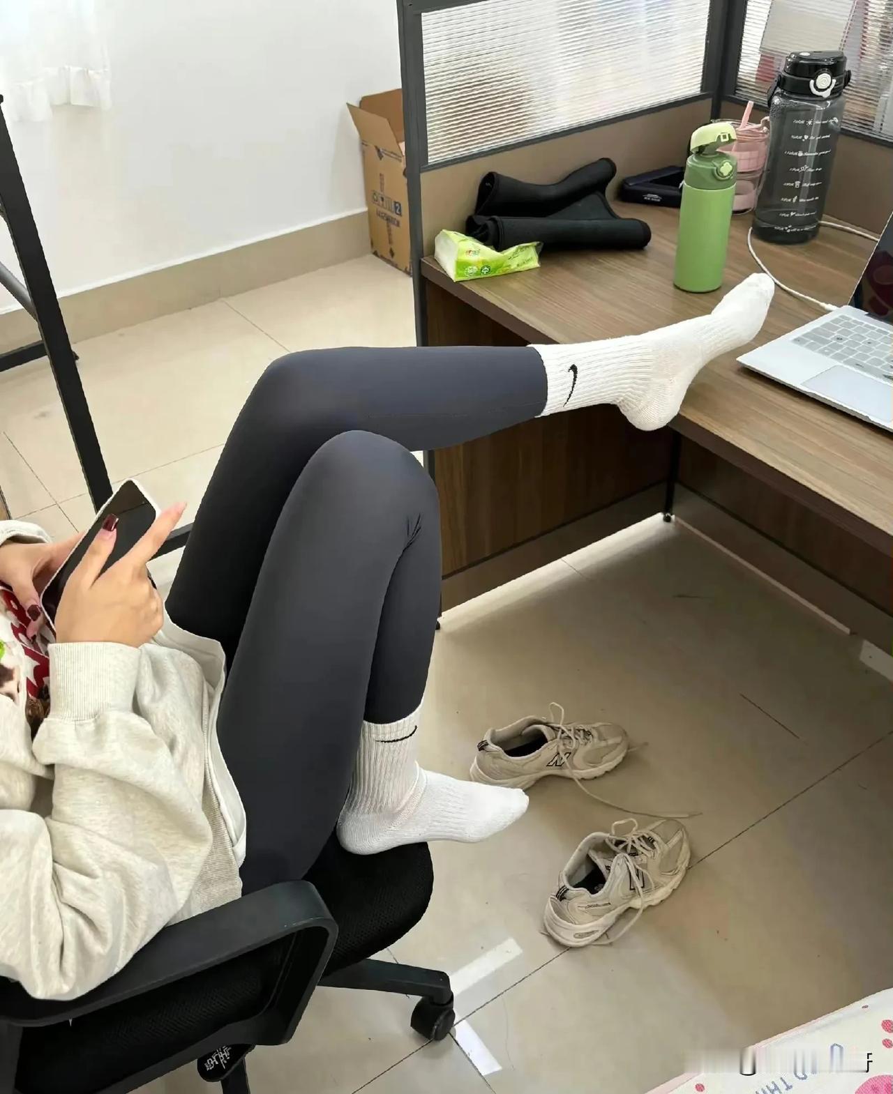 你是老板，上班时间遇到这样的女员工，你会怎么办？