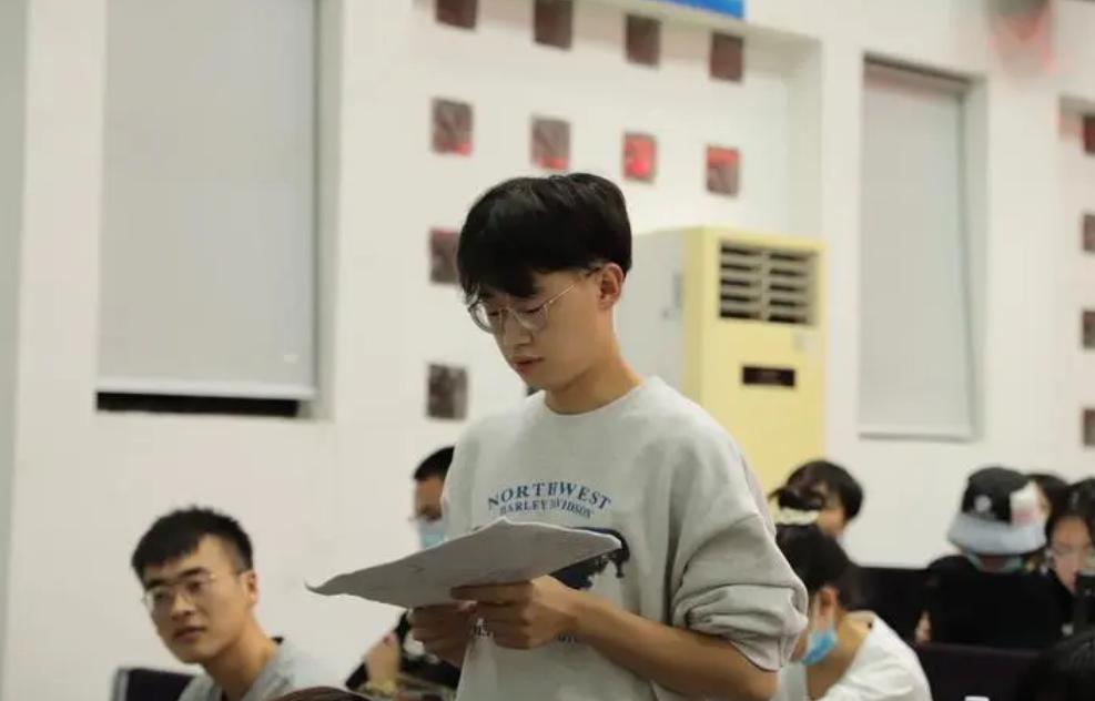 华中科大教授反向走红，10年博导无人从他手下毕业，谁的原因？
华中科技大学一位C