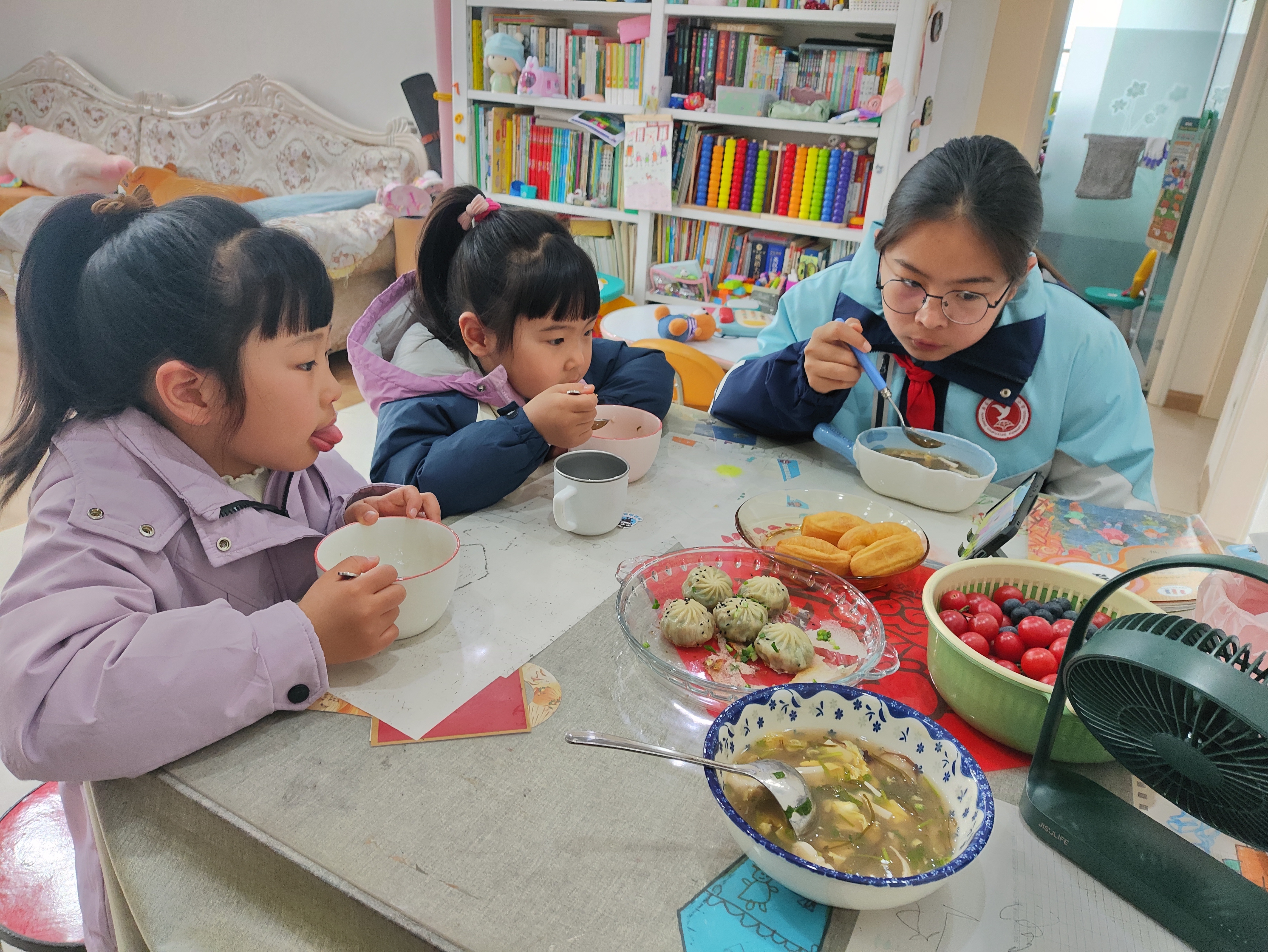 琦妙依吃兰么 女儿殿下，很应景，比之前的床边故事和前世情人更胜一筹，顺势而下就是