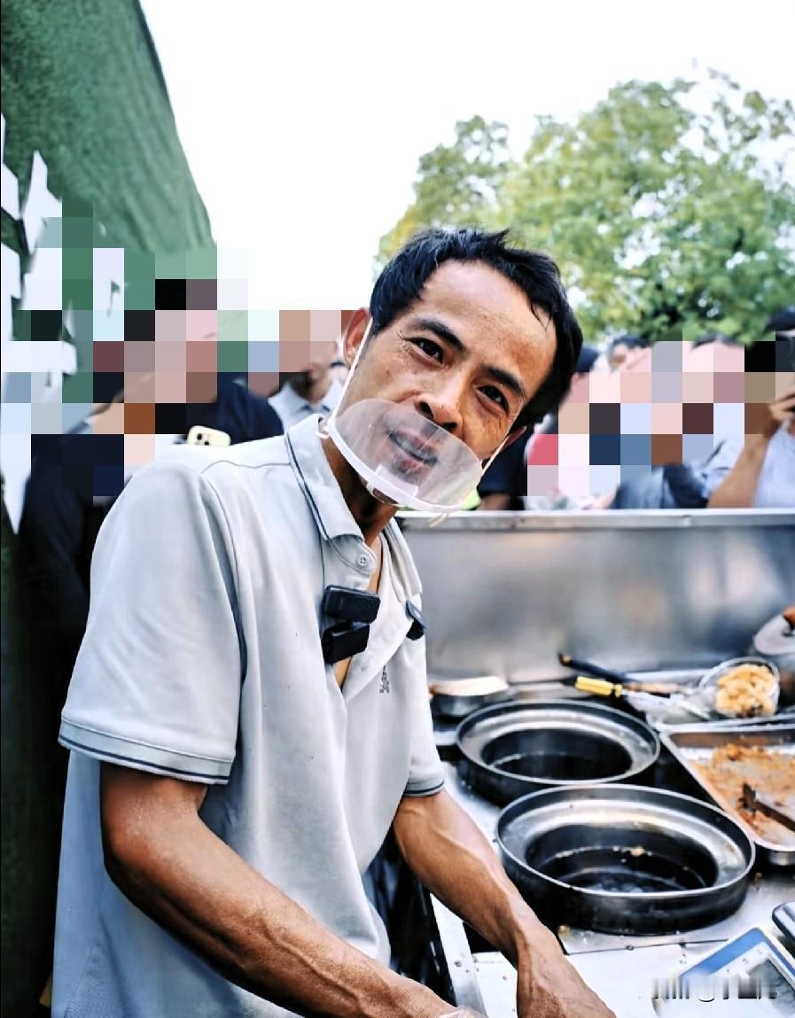 鸡排哥说他账上有1.06亿，但一分没动，依旧住老破小；他以前觉得排队20分钟的人