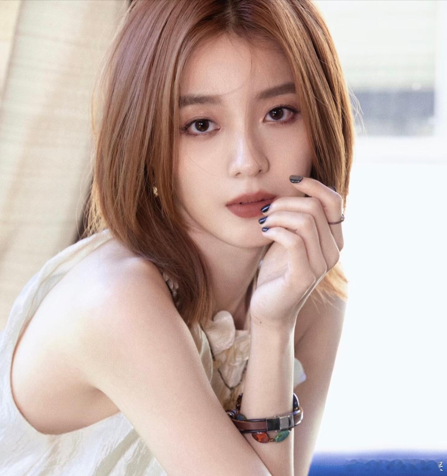 万鹏好明艳大气，多多拍戏好吧 