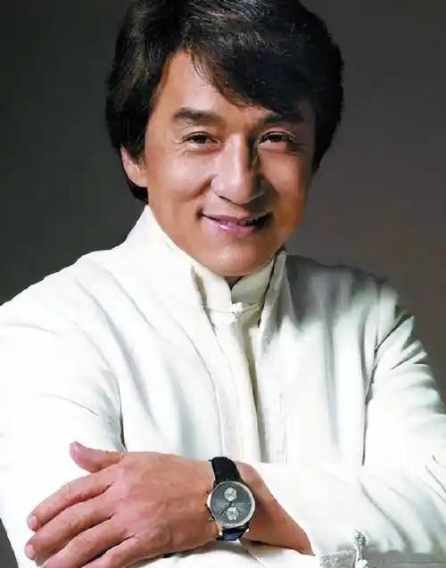 近日，71岁的成龙登上热搜。这次无关绯闻丑闻，却比任何娱乐八卦都更触动人心——他