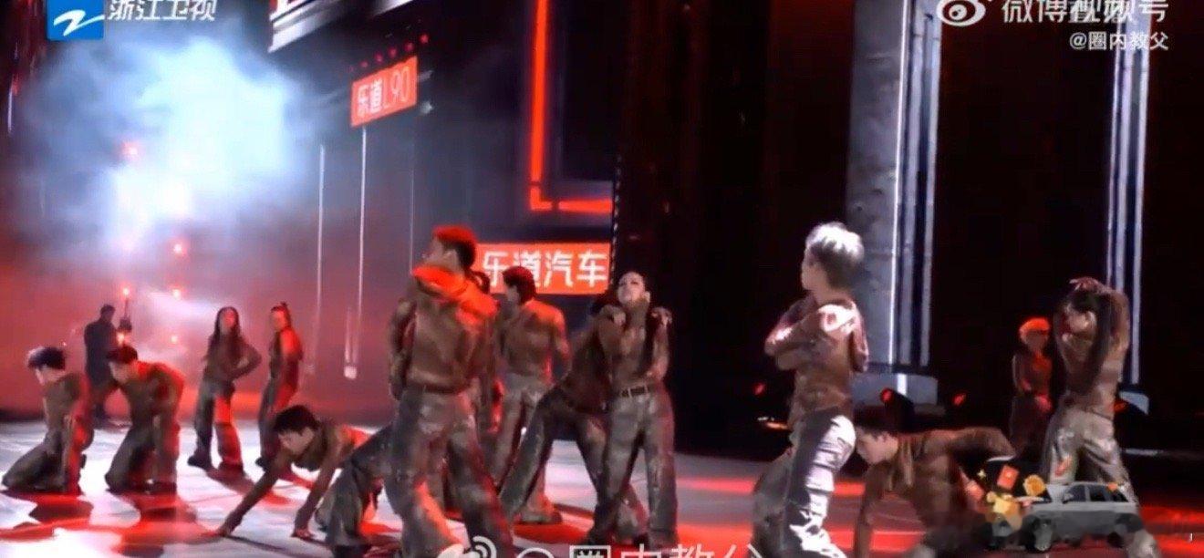 周震南舞台太炸了 舞台上的周震南，好像自带一个专属的气场结界。灯光一打，音乐一起