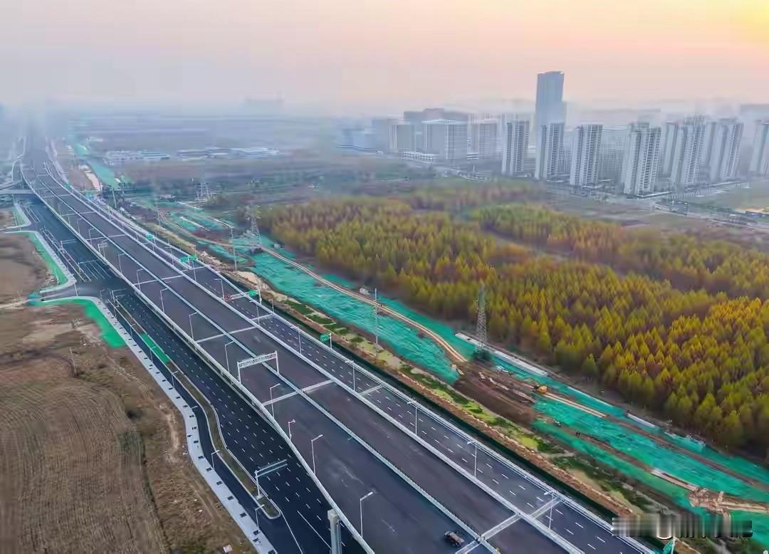 宿迁张家港大道马上通车了，高架快速路，形成内环闭合，以后开车都是直刺。
直刺高铁