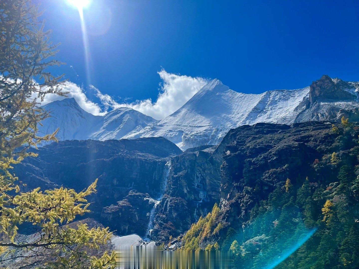 【10月21日的稻城亚丁#记录旅行##2023年秋季四川自驾游# 】今天的天气非